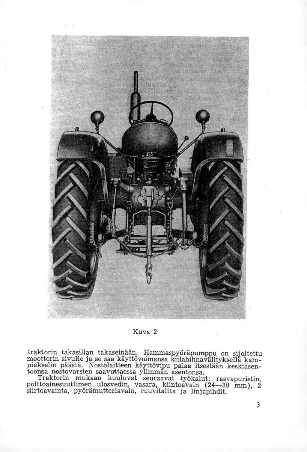 Kuva 2 traktorin takasillan takaseinään. Hammaspyöräpumppu on sijoitettu moottorin sivulle ja se saa käyttöyoimansa kiilahihnavälityksellä kampiakselin päästä.