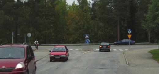 Suomussalmen liikenneturvallisuussuunnitelma 2009 51 LIIKENNEYMPÄRISTÖN YLEISIÄ PARANTAMISKEINOJA KAINUUN ALUEELLA hennetään merkittävästi ajonopeuksia kiertoliittymässä.