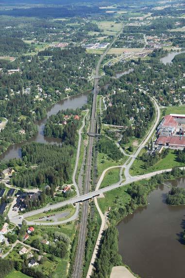 Radan molemmin puolin on taajamatoimintojen aluetta (ruskea). Tiheä joukkoliikennevyöhyke on merkitty ruudutuksella.