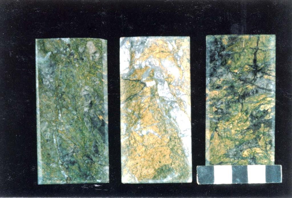 7 Lisäksi erotettiin: 5) albiittijuoni 6) kloriitti-karbonaattikivi 7) kvartsikarbonaattijuoni Kromimarmorityyppien, harmaan marmorin ja albiittijuonien ulkonäkö ja väri ilmenee kuvista 2-5.