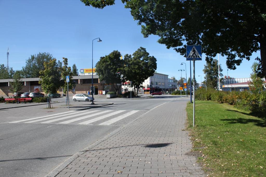 2.2.3 Tiet Muutosaluetta rajaa lounaisreunalta Keskuskatu. Keskuskatu ja Viialan tori. 2.2.4 Kunnallistekniikka Alueen rakennukset on liitetty kunnallistekniikkaan. 2.3 Maanomistus Osan alueesta omistaa Akaan kaupunki, kiinteistötunnus 20-444-1-1329, pinta-alaltaan n.