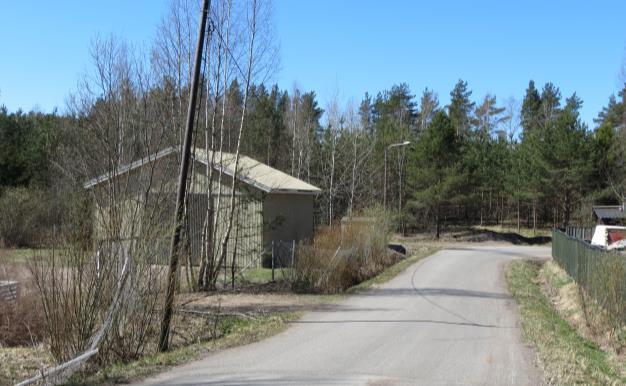 Kuva 9. Näkymä suunnittelualueen pohjoisosasta Yrittäjäntieltä. Kuva 10. Korttelin 67 talousrakennus.