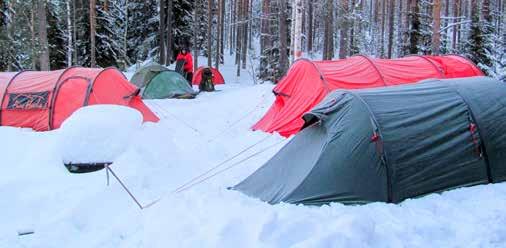 5 Retkeilyn talvikurssilla Kintulammella esiteltiin useita erilaisia telttoja ja niiden pystytystä. Teltoissa myös yövyttiin kirpeässä pakkasessa ja eräille se oli ensimmäinen talvinen telttayö.