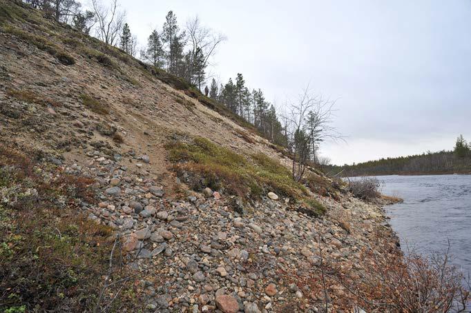 Vähän matkaa rinnettä ylöspäin tapahtuu jonkin verran eroosiota, jossa maa-ainesta vyöryy alas. Tämä saattaa olla jään aiheuttamaa.
