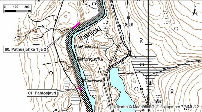 4.80 Pathusjohka 1 ja 2 Kuva 262. Pathusjohka 1 ja 2 sekä Pahtosjavri, Norja. Kohde sijaitsee heti Suomen puolella Inarijokeen laskevan Pathusjohkan suulta etelään (Kuva 262).