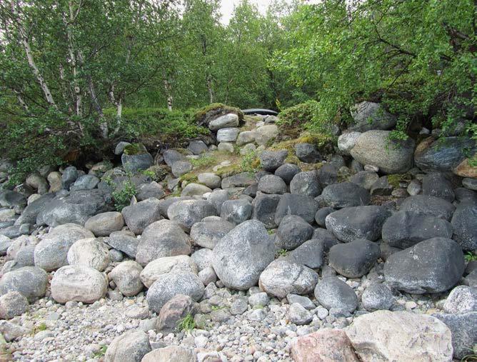 Alaköngäs 3 -kohde sijaitsee kalastajien rantaan vievässä polkukohdassa. Ihmisten kulkeminen ja sulamisvedet ovat valuttaneet hiekkaa ja maa-ainesta alas törmältä ja rinteestä jokeen.