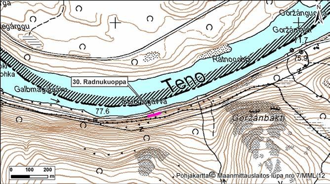 4.30 Radnukuoppa Kuva 91. Radnukuoppa, Suomi, Utsjoki. Kuva 92. Radnukuoppa. Kuva: G. Kristiansen. Kuva 93. Kohde on pengerretty tien rakentamisen yhteydessä louheella. Kuva: A. Kurkela.