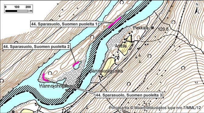 4.44 Sparasuolo 1, 2 ja 3, Suomen puolelta Kuva 141. Sparasuolo, Suomen puolelta, Norja, Karjasjoki. 4.44.1 Sparasuolo 1 Eroosiokohde sijaitsee Norjassa, Karasjoen kunnassa noin 2,5 kilometriä Ismuksesta Tenojokea ylävirtaan sijaitsevassa saaressa (Kuva 141 ja Kuva 142).