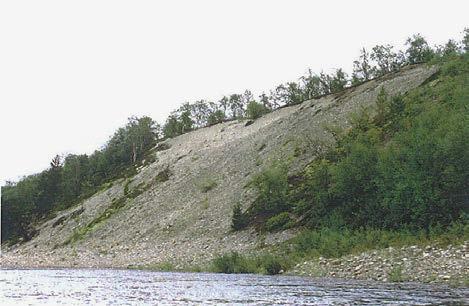 Kohde on 40 m korkea ja 80 m pitkä. Maalajeja ovat hiekka ja sora.