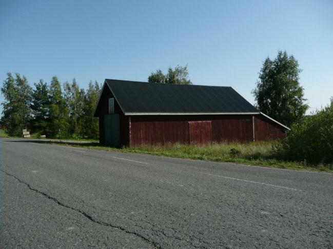 Aivan jokirannassa olevalla tontilla on kaksi vanhaa talousrakennusta ja ympärillä heinäpeltoa. Suhteellisen hyvin säilynyt tontti.