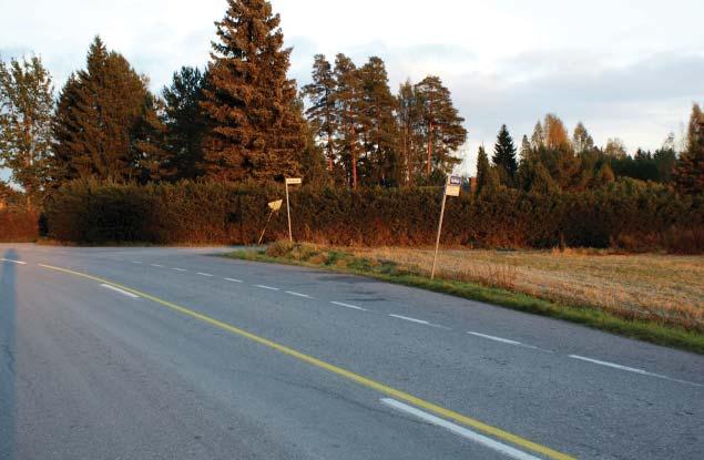 HIDAS AJONEUVO JA LIIKENNEYMPÄRISTÖ Suurikokoinen ajoneuvo tarvitsee kääntymiseen paljon tilaa, joten jyrkät ja ahtaat liittymät pakottavat maatalousajoneuvon toisinaan käyttämään kääntymiseen oman