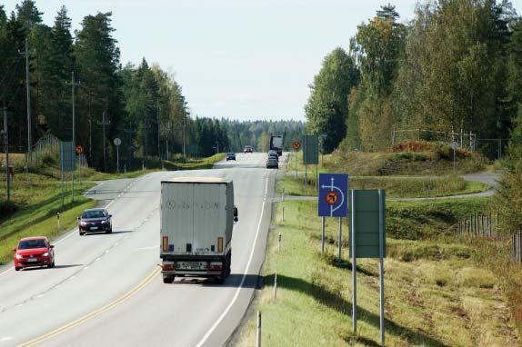 HIDAS AJONEUVO JA LIIKENNEYMPÄRISTÖ ryhmittymisen tarvetta voidaan vähentää järjestelyllä, jossa ajoneuvo ohjataan ylittämään vilkasliikenteinen tie kohtisuoraan, silloin kun ryhmittymiskaista olisi