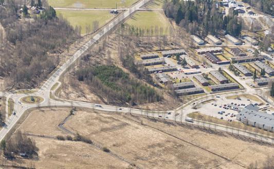 Nosto Consulting Oy 6 (25) 2. La hto kohdat 2.1. Selvitys suunnittelualueen oloista Alueen yleiskuvaus Kaava-alue on pääosin tasaista, rakentamatonta metsämaata.