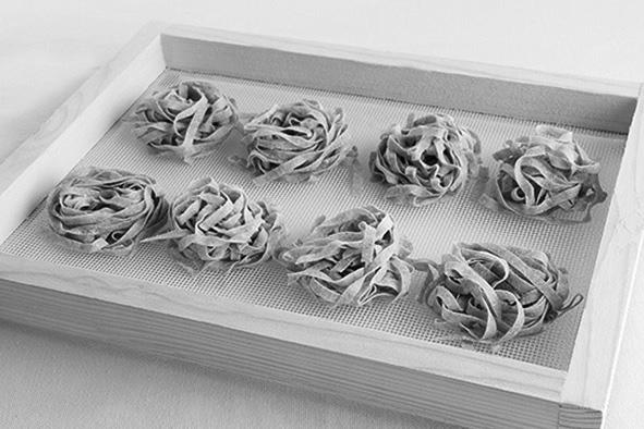 Reseptit 5 Reseptit Täysjyvä fettuccinet Lasagnelevyt Ainesosat: 270 g täysjyväjauhoja 130 g hienoksi jauhettua drumvehnäjauhoja 4 kananmunaa 2-3 lusikallista vettä (tarvittaessa) Suolaa Jauhoja