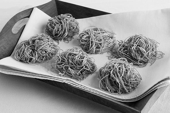 Reseptit Pinaatti tagliolinit Punainen pasta cannelloneille FI Ainesosat: 340 g jauhoja 3 kananmunaa 70 g keitettyjä pinaatteja, joista on puristettu vesi pois ja jotka on sekoitettu hienoksi Suolaa