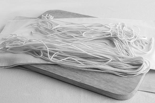 Reseptit Tuorepasta spaghetti Ainesosat: 400 g hienoksi jauhettuja drumvehnäjauhoja 230 g kuumaa vettä 6 g suolaa Jauhoja pastan levittämiseen tarpeen mukaan Valmistus 1.