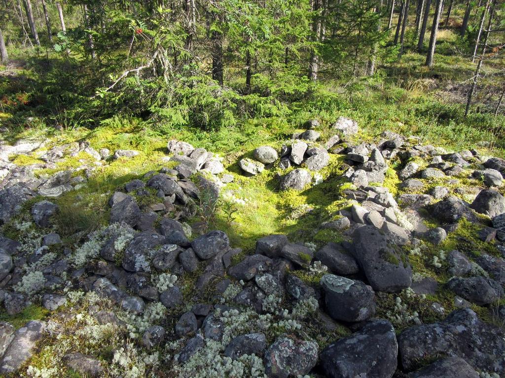 2 muodoltaan soikeahkoja, pohjoisin on melko säännöllisen pyöreä, kaikissa reunoilla vallit. Röykkiö sijaitsee alueen pohjoisosassa.