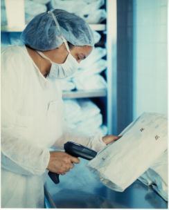 Steriloitu kuorma, siinä olleet pakkaukset ja sterilointikontainerit Biologinen indikaattori sisältää myös lasiampulliin suljettua steriiliä elatusainetta.