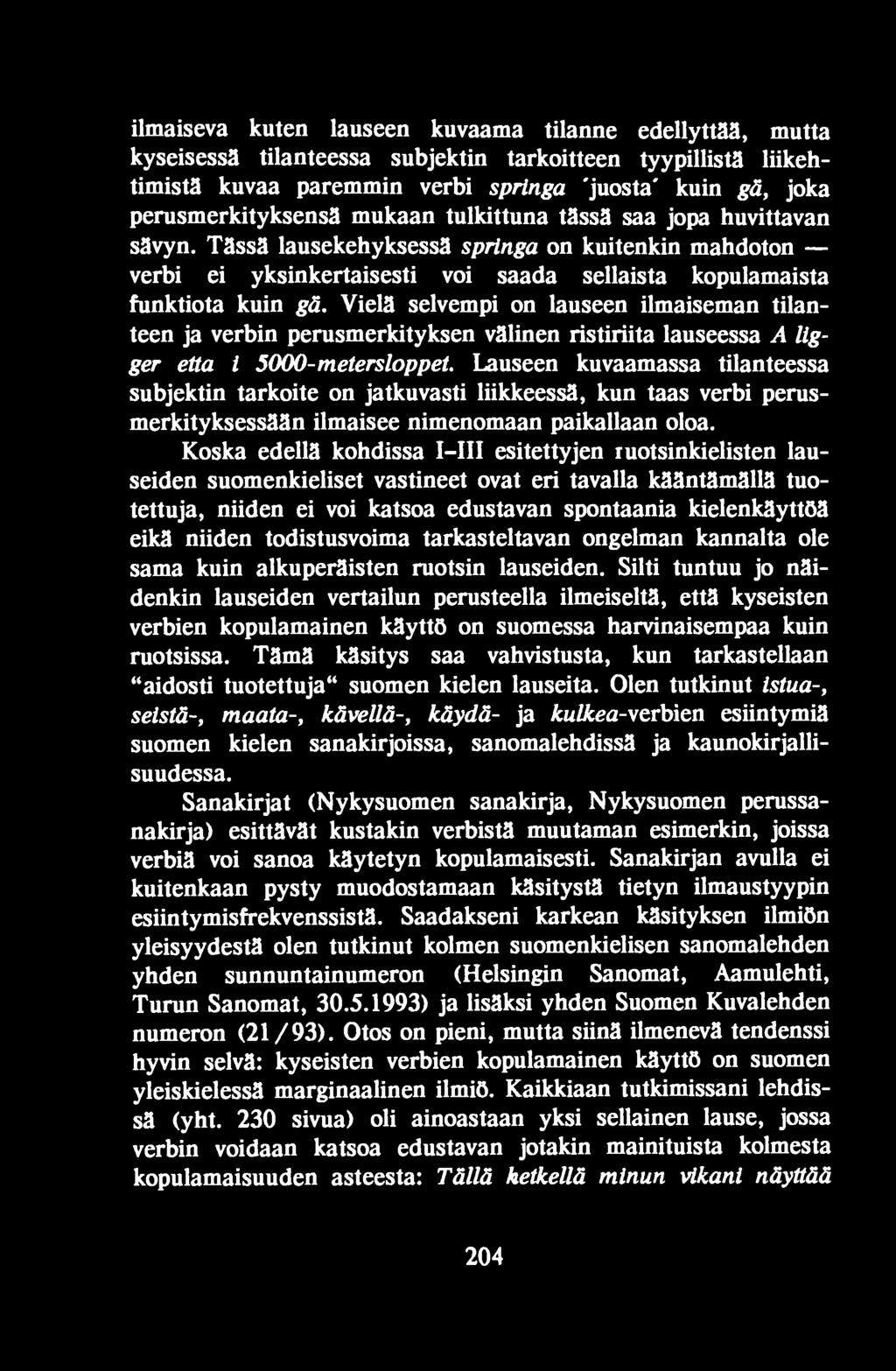 Vielä selvempi on lauseen ilmaiseman tilanteen ja verbin perusmerkityksen välinen ristiriita lauseessa A ligger etta i 5000-metersloppet Lauseen kuvaamassa tilanteessa subjektin tarkoite on