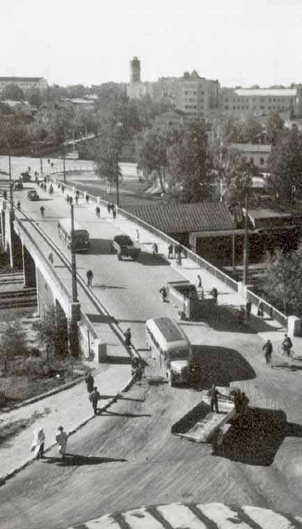 Vaasa. Maasilta SOK talolta nähtynä vuonna 1949. Ylös kohoava kapea rakennus on vesitorni. (PM) heessa vaihtovirta, mikä päätöksenä osoittautui kaukoviisaaksi.