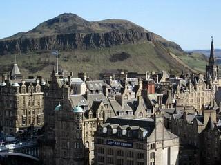 Edinburgh Edinburgh, jonka kallioisilta kukkuloilta on upea näköala merelle, on eräs Euroopan kauneimmista kaupungeista.