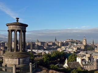 Cragsin välisestä tornientäyteisestä taivaanrannasta Uuden kaupungin uusklassiseen ruutukaavaan. Ja Edinburgh on niin sopivan kokoinen, että siihen voi mainiosti tutustua kävellen.