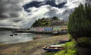 Isle of Skye Edinburghin ja Loch Nessien kanssa Isle of Skye on yksi Skotlannin merkittävimmistä nähtävyyksistä. Se saa nimensä muinaisnorjan sanasta sky-a, joka tarkoittaa pilvien saarta.