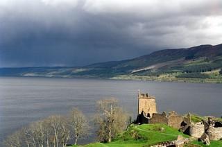 Great Glen Invernessistä Fort Williamiin ulottuva pitkä, kapeiden järvien täyttämä laakso voisi olla sinisten vesien täyttämä viiltohaava.