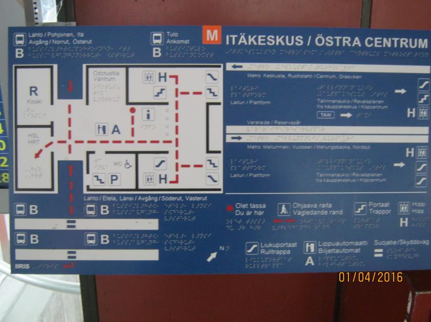 54 Kuva: 21 (Kärpänoja, Janica 2016) Kuvateksti: Kuvassa Itäkeskuksen metroasemalta löytyvä opastekartta, jossa informaatiota välitetään voimakkailla kontrasteilla ja kohokuviolla sekä