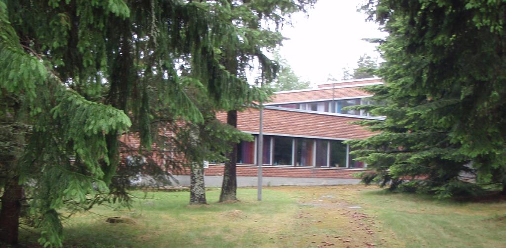 rakennus (ylinnä).