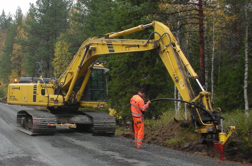 42 (79) Kuva 18 Säävarman verkon kaapelointi auraamalla /10/ Osa säävarmaa sähköverkkoa on myös Vattenfallin kehittämä maaseutumuuntamo, mikä on taajaman ulkopuoliseen sähkönjakeluun soveltuva