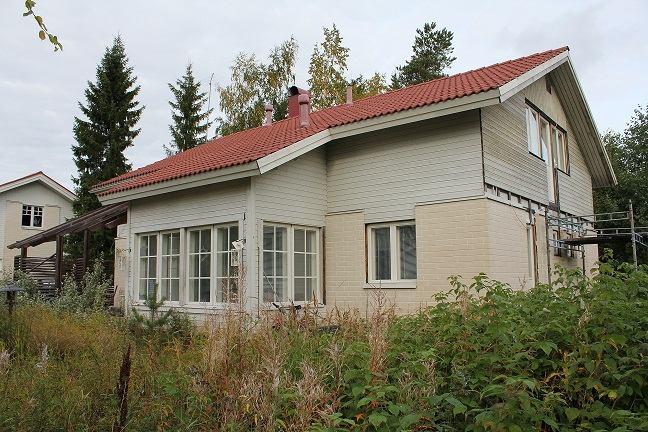 Vuokraoikeudella on osin keskeneräinen omakotitalo 6h+k+rt+s, 160 m². Vuokratontin maapinta-ala on 904 m². Kohteesta järjestetään nettihuutokauppa internetsivustolla www.huutokaupat.com ajalla 11.10.