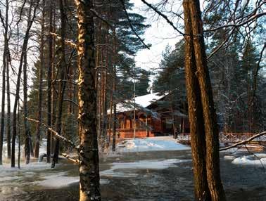 Maalla puolestaan merkittävin kokonaisuus on Virolahden ja Miehikkälän alueilla kulkeva Salpalinja, jota on kansainvälisesti merkittävänä monumenttikohteena verrattu esimerkiksi Ranskan