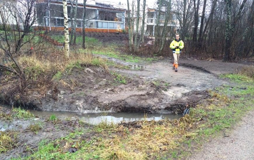 Mikäli lammikoitumisesta aiheutuu haittaa, tulisi nykyisen virtausreitin toimivuutta parantaa tai harkita sen palauttamista entiselle reitilleen. Kuva 6.