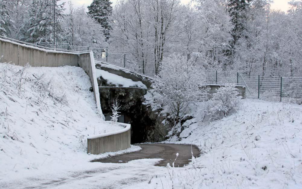 Kuva 16. Ajoyhteys Muiden hallimaisten tilojen osalta rajaukset on tehty ulointa louhintatilaa mukaillen. Suojaetäisyydeksi on jätetty pääsääntöisesti puolet louhintatilan leveydestä.