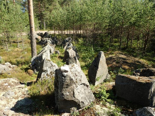 Tieltä luoteeseen kallion kupeeseen 30 m ja kaakkoon 25 m.