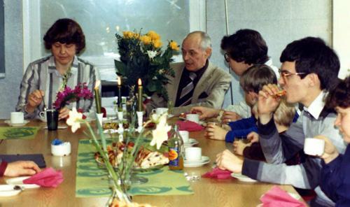 Kevätkahveilla kirjastossa. Vasemmalla Raili Pentti, Paul Ravander, Liisa Martti- ja Erkki-poikiensa kanssa sekä Kaarlo Kalliala. Kuva: Kaisa Sinikaran arkisto.