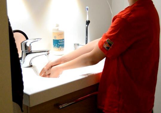Kuvakäsikirjoitus Liite 2 1 (5) KUVA/VIDEO MITÄ TAPAHTUU? ÄÄNI/TEKSTI Videon alkuun tulee teksti: MUISTA HYVÄ KÄSIHYGIENIA - Esittäjä pesee kätensä saippuan kanssa.