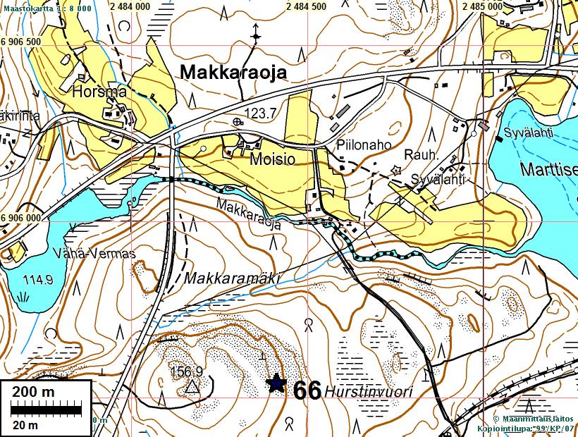 een itäpuolella sijaitsee metsäinen tasanne, jolla on suuria kivenlohkareita pitkässä rivimuodostelmassa. Lohkareitten koot vaihtelevat n. kuution kokoisesta muutamaan kuutioon.