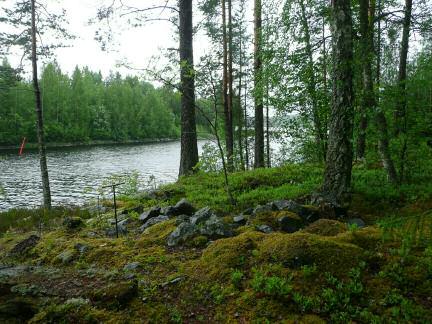 Virtain kirkosta 2,91 km länteen. Kiviröykkiö kalliopohjalla. Koko 4x3 m ja korkeus n. 0.5 m.