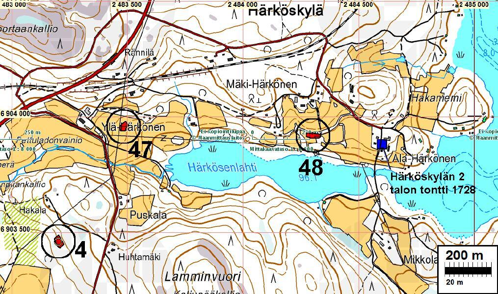 Asuinpaikka sijaitsee Vaskiveden Härkäselän Härkösenlahdesta 600 m lounaaseen ja Hakalan talosta 200 m kaakkoon loivalla lounaisrinteellä, osittain