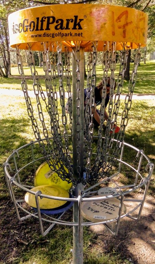 FRISBEEGOLFIA! Onko aktiivinen ulkona oleilu/liikkuminen lähellä sydäntäsi? Frisbeegolf on nimensä mukaisesti golfia frisbeellä. Lajin perusperiaate on sama kuin perinteisessä golfissa.