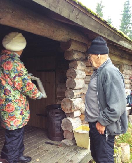 Maikki luovuttaa yhdistyksen tuliaisena peilin Taiston savusaunalle.