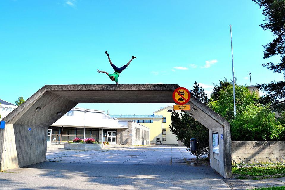 Kuva: Niko Salminen. Heitä voltti! huutaa pieni järvenpääläinen poika parkouraajalle. Parkouraaja huokaisee syvään ja jatkaa matkaansa seuraavan aidan ylitse.