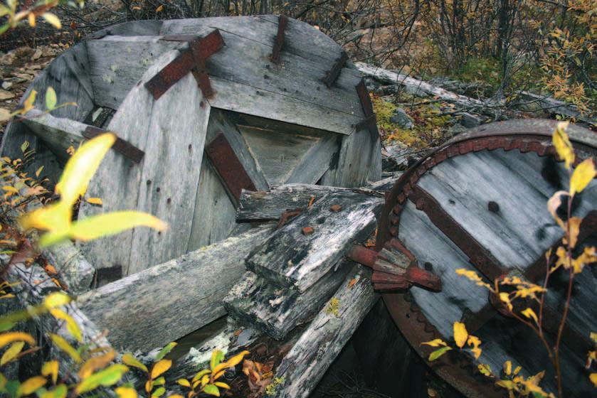 Jalmari Hepo-ojan kalustoa kullankaivun koneellistamishankkeesta Lemmenjoen Miessijoella vuodelta 1951.