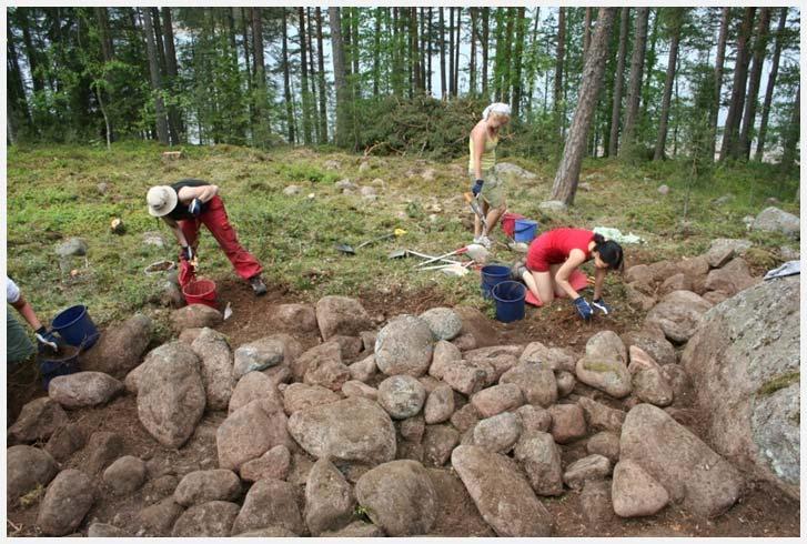 vanhalla rantaterassilla, joka kohosi 9 10 m nykyisestä merenpinnasta. Kaivausalue 2 sijaitsi sen sijaan pienellä hiekkaisella harjulla kaivausalueen 1 eteläpuolella n. 8 m mpy.