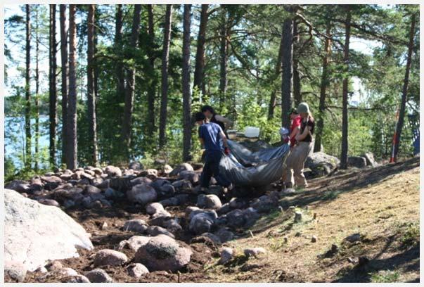 Puunkaadon jälkeen alueelta, jossa oli havaittavissa kivilatomuksia, poistettiin sammal- ja turvekerros.