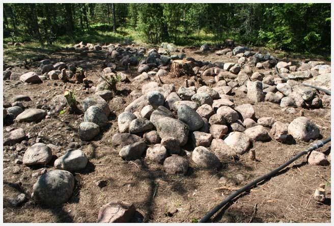 Kivilatomuksista on kaivettu kolme ja niistä on löytynyt palanutta ihmisenluuta sekä hartsia, minkä perusteella niiden voidaan osoittaa olleen polttohautoja.