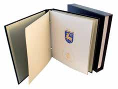 HYVÄN SÄILYTYKSEN OPAS Luxe-kansio postimerkeille 1984 2006 Tummansininen tekonahkainen kansio sisältää kaikki ahvenanmaalaisten postimerkkijulkaisujen vuosilehdet 1984-2006.