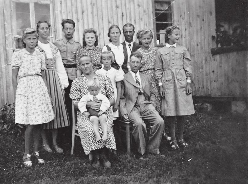 12 Paluu Rautuun 1942 Talvisota ajoi rautulaiset pois kotipaikoiltaan. Isäni Tahvo Kähäri oli YH:n alettua rautulaisten 1. Erillisessä Patterissa ja äitini Aini Kähäri oli jäänyt Kanervikkolaan.
